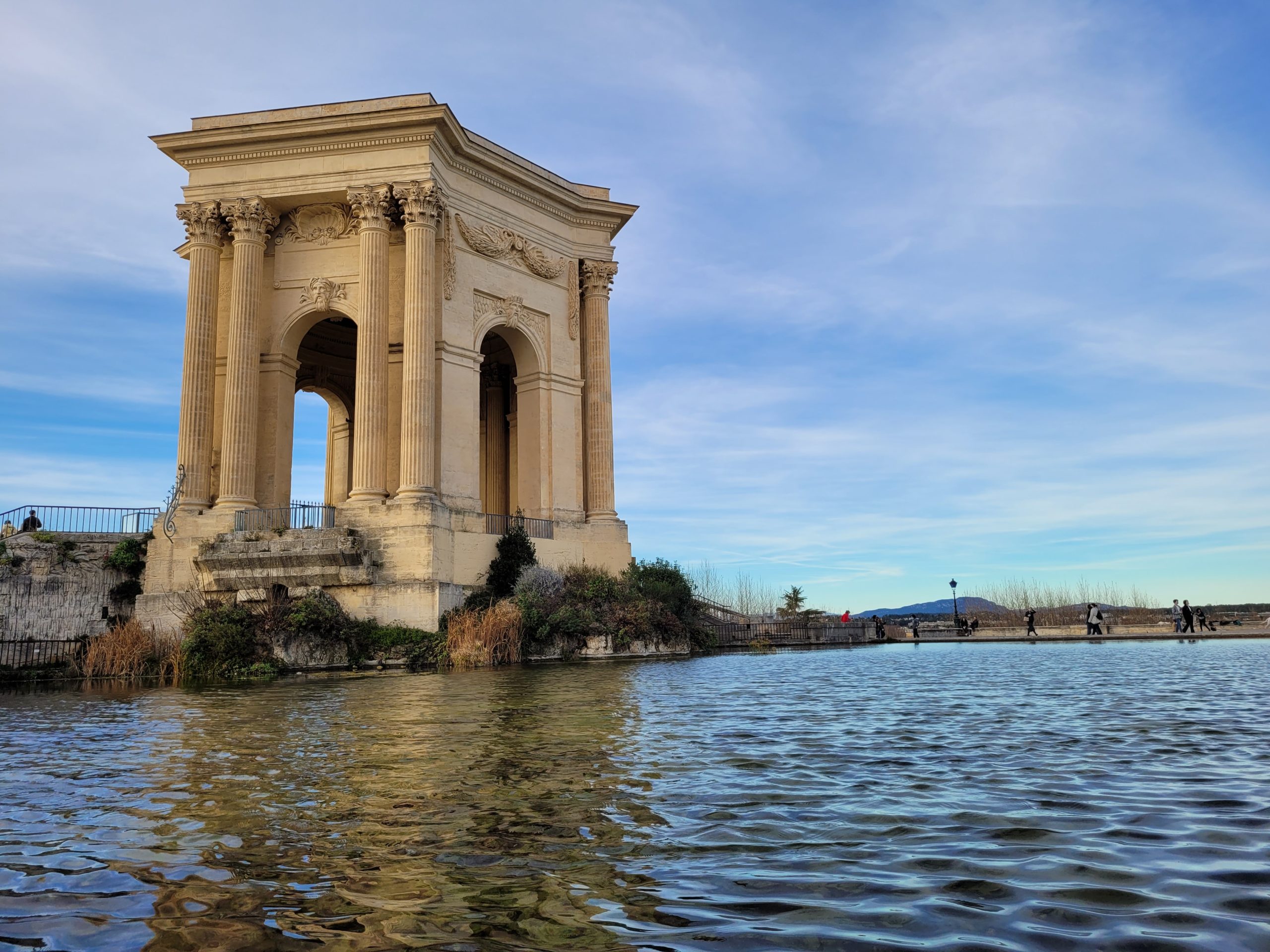 Arc de triomphe au bord de l'eau par temps clair.